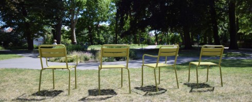 Tegelijk kan je vanaf nu met je geliefde zalig vertoeven in 20 lounge 2-zits zetels in het liefdespark bij uitstek te Brugge, met name het Minnewaterpark.